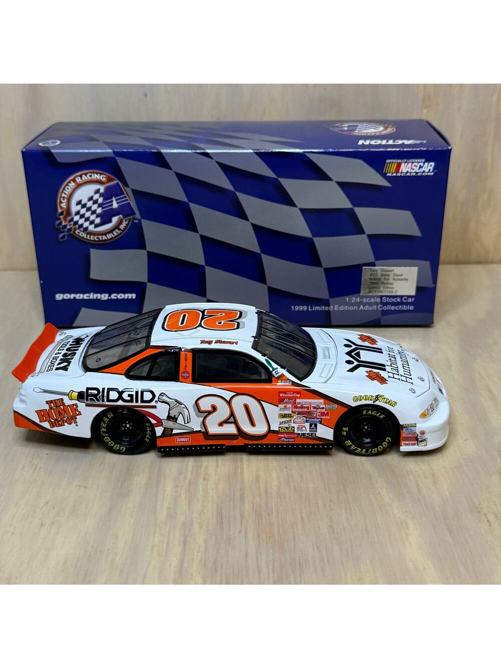 Tony Stewart NASCAR #20 1:24 Scale Car Habitat for Humanity 1999 Pontiac New